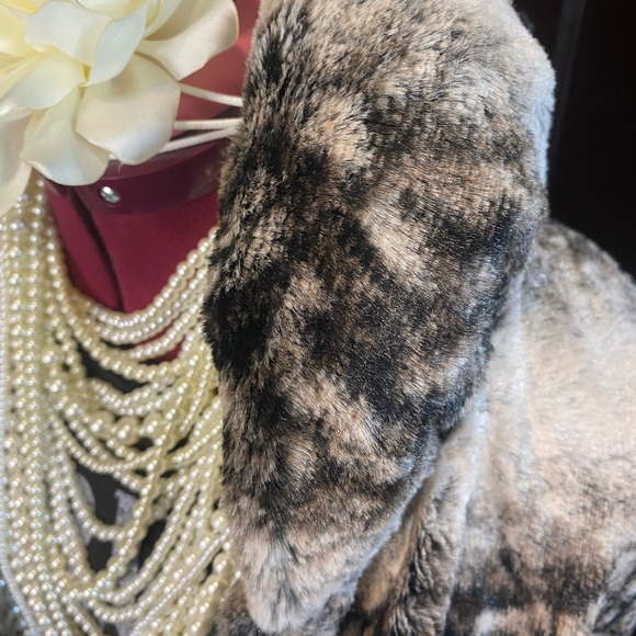 Lindi Animal Print Faux-fur Cape - Picture 2 of 16